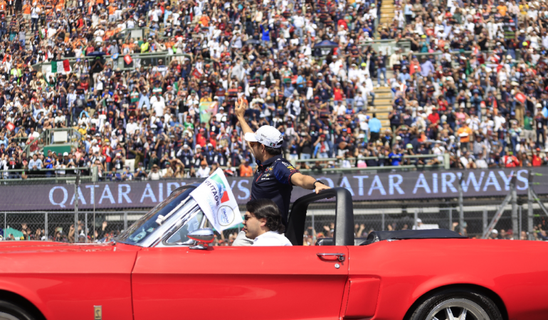 Checo Pérez disfruta del apoyo de la afición en el Autódromo Hermanos Rodríguez / Foto: Mexsport