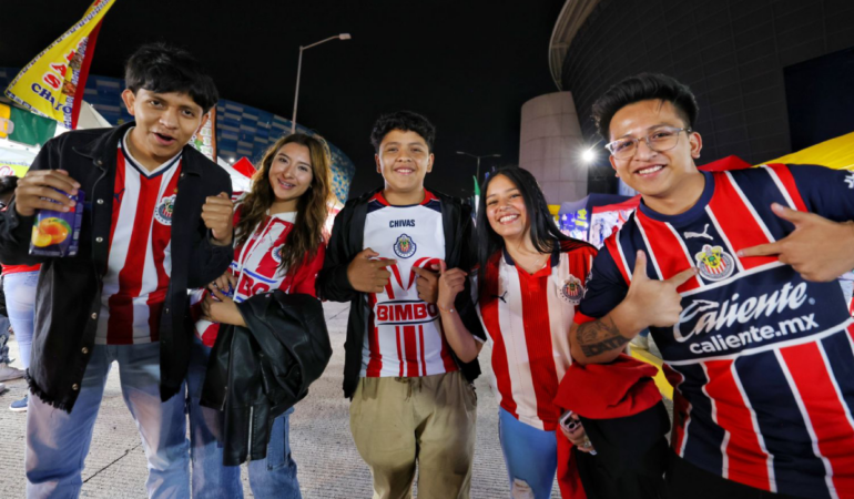 La afición de Chivas llegó a apoyar a Puebla. FOTO RAMÓN ROMERO