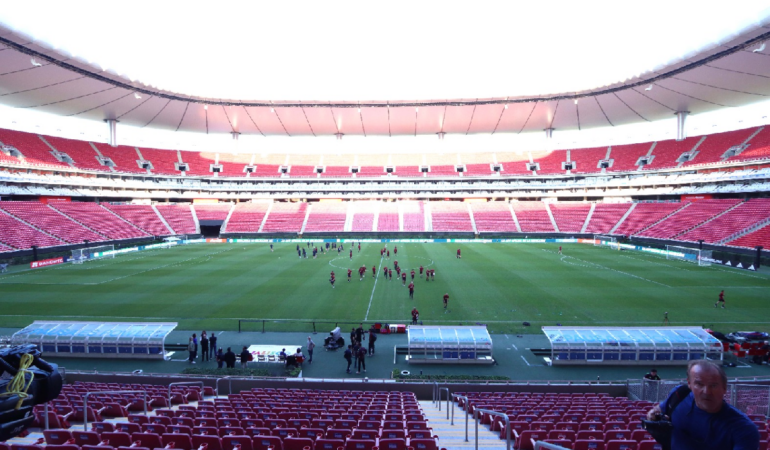 La cancha del Estadio Akron no esta en condiciones optimas. Foto: Erik Estrella _ Enviado