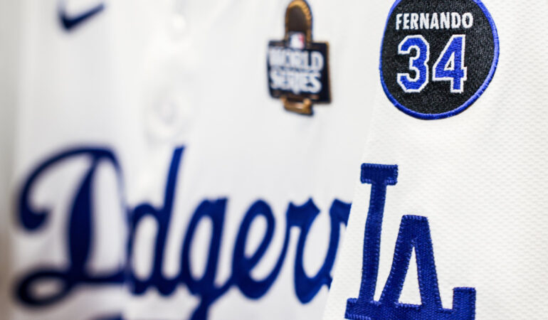 Los Ángeles Dodgers rinden homenaje al Toro Valenzuela. FOTO: @Dodgers