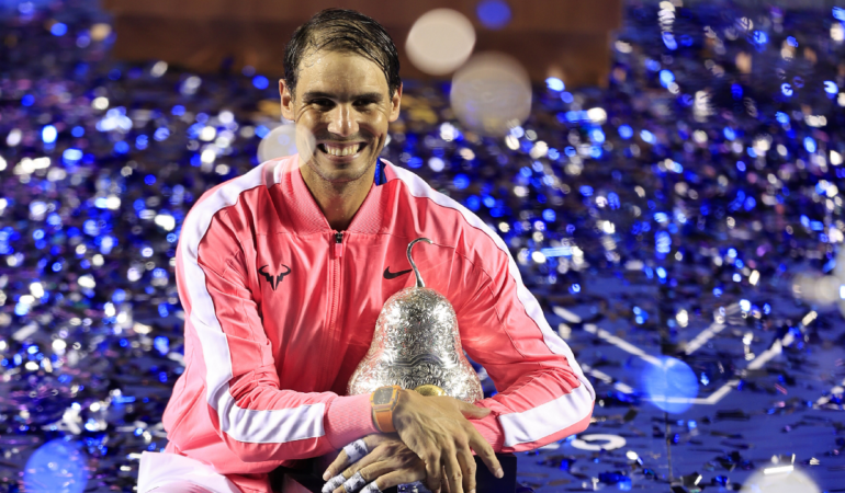 Rafael Nadal con uno de sus trofeos del Abierto Mexicano de Tenis / Foto: Mexsport