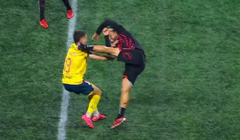 Álvaro Fidalgo terminó con el labio roto tras la patada de Nicolás Díaz