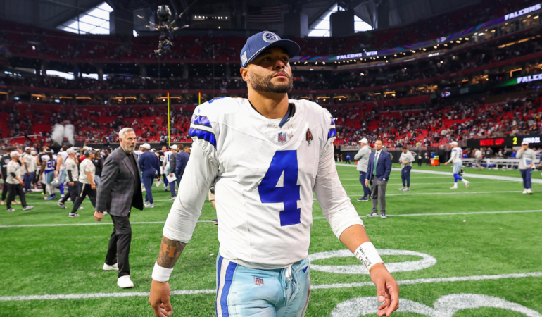 Dak Prescott se lesionó ante los Falcons. FOTO: AFP