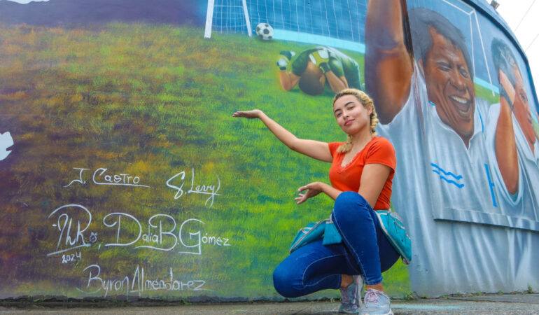 Dalia Balmaceda, la encargada de los murales en el estadio Francisco Morazán. FOTO: Oswaldo Figueroa | ESTO