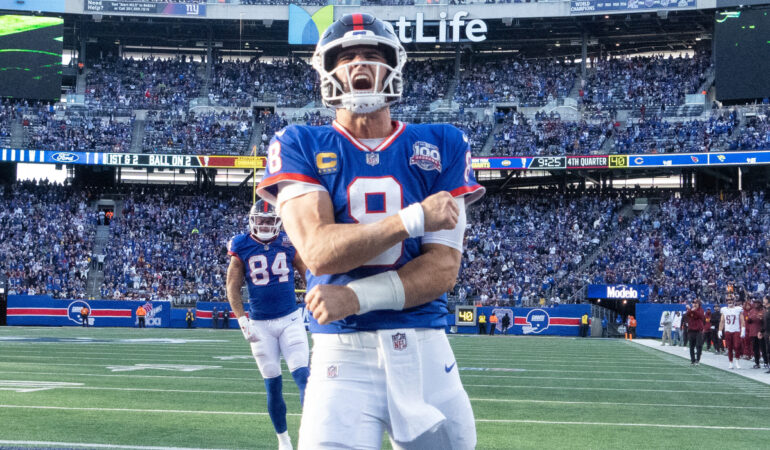 Daniel Jones llega a los Vikingos. FOTO: Reuters