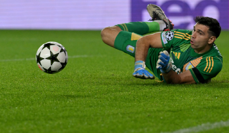Emiliano Martínez no logró detener la pena máxima en la Champions League / Foto: AFP