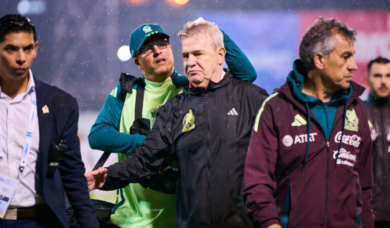 Javier Aguirre salió con una herida en la cabeza. FOTO: Mexsport
