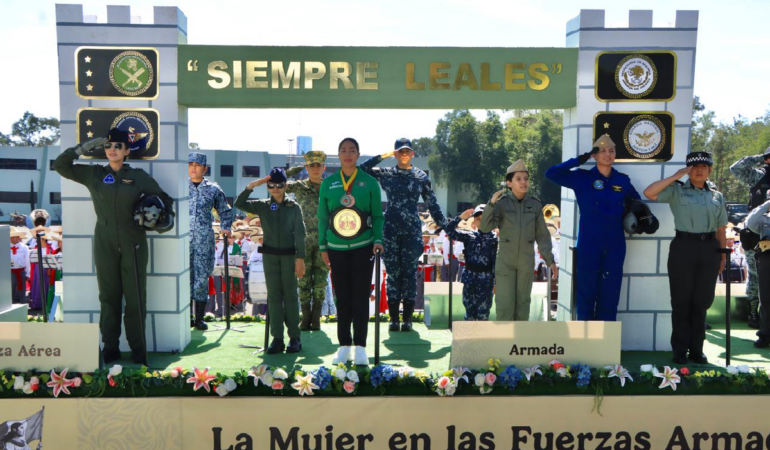 Los deportistas presentes en el desfile de la revolución. Foto: Adrián Vázquez _ El Sol de México