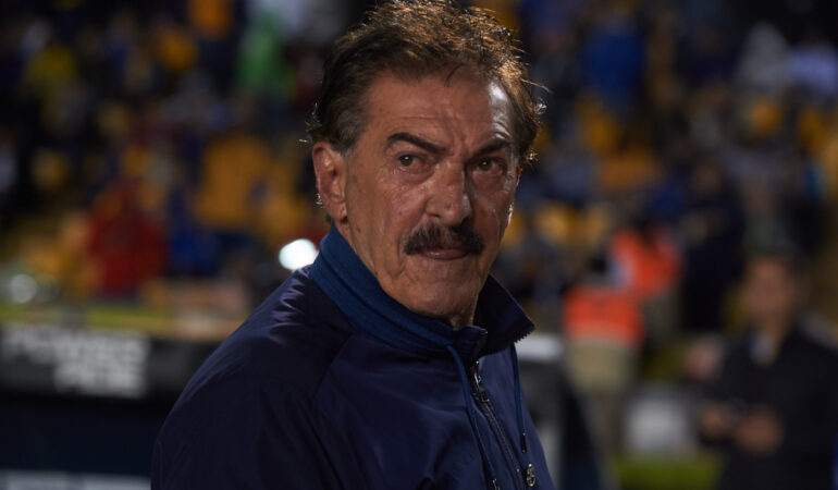 Ricardo La Volpe, molesto por las formas es que Gago y Hierro se fueron de Chivas. FOTO: Mexsport
