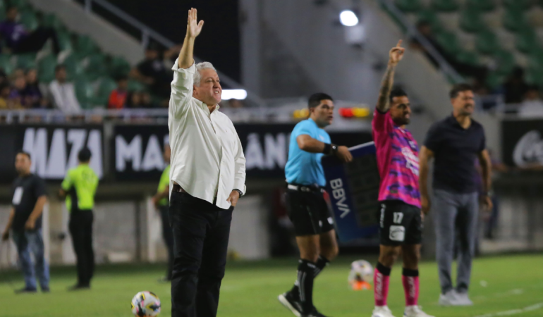 Víctor Vucetich, técnico de Mazatlán no sabe sobre su futuro con el cuadro mazatleco. Foto: Mexsport
