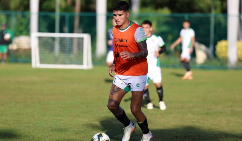 Bruno Amione, mediocampista del Santos Laguna confía en que tendrá un equipo competitivo para el proximo torneo. Foto_ Club Santos
