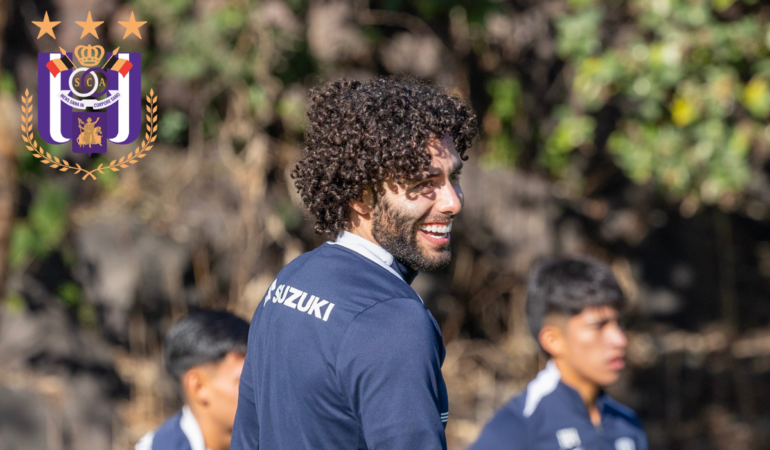 César Huerta a un firma del Anderlecht de la liga de Bélgica. Foto: @Pumas