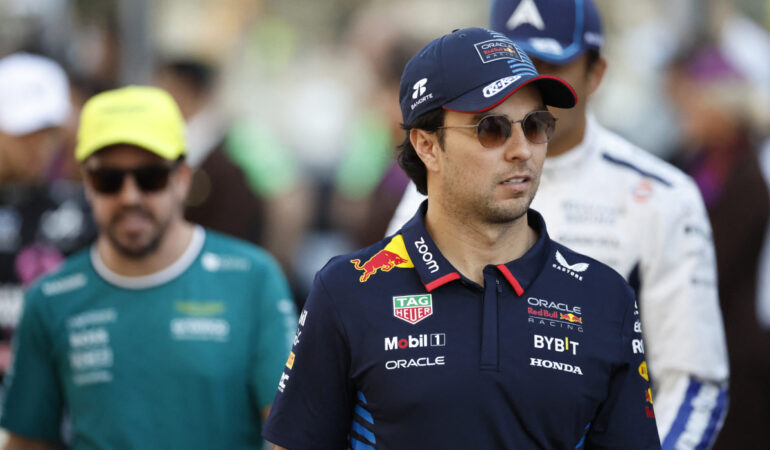 Checo Pérez acabó la temporada con un abandono. FOTO: Reuters