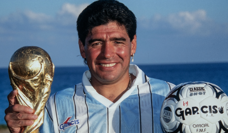 Diego Armando Maradona se retiró en el 2001 foto- Mexsport