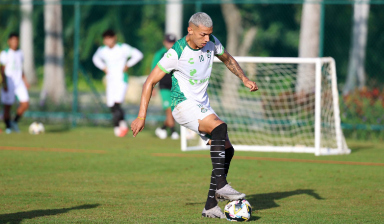 Franco Fagúndez, mediocampista habló de la llegada del Tano Ortiz. Foto: Club Santos