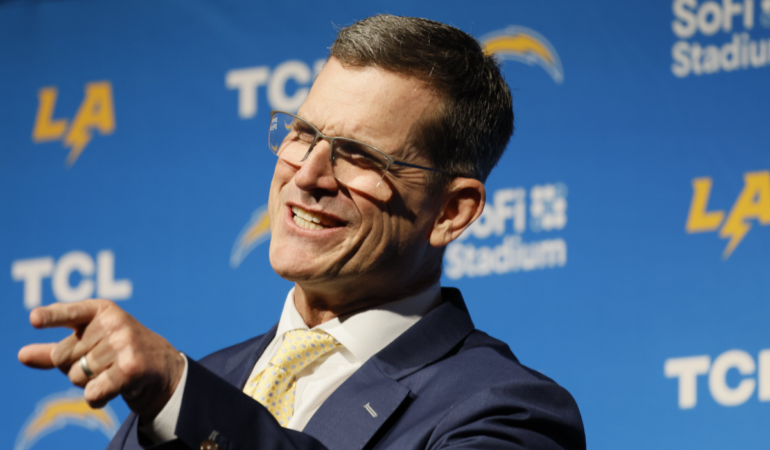Jim Harbaugh sigue como la mente maestra de los Chargers / Foto: Especial