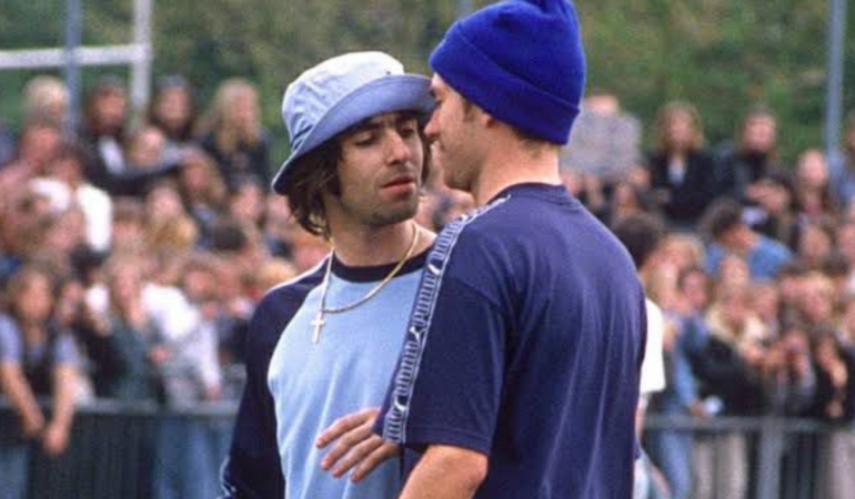 La pelea entre Blur y Oasis llegó a las canchas