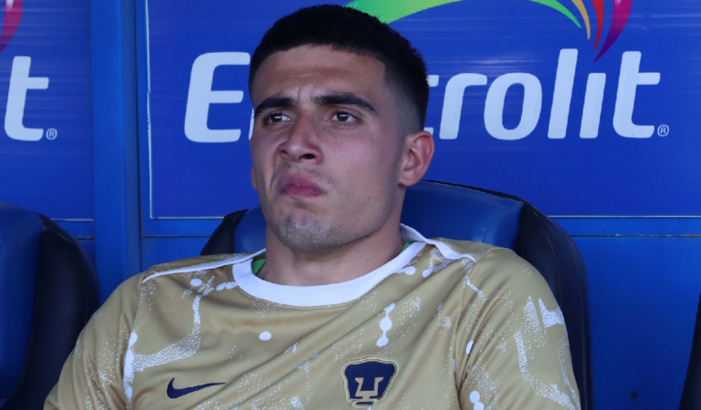 Alex Padilla, en la banca de Pumas en el duelo ante Querétaro / Foto: Erik Estrella / Enviado