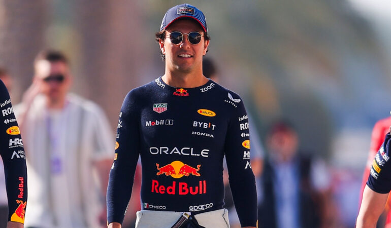 Checo Pérez recibe palabras alentadoras de Helmut Marko. FOTO: Mexsport
