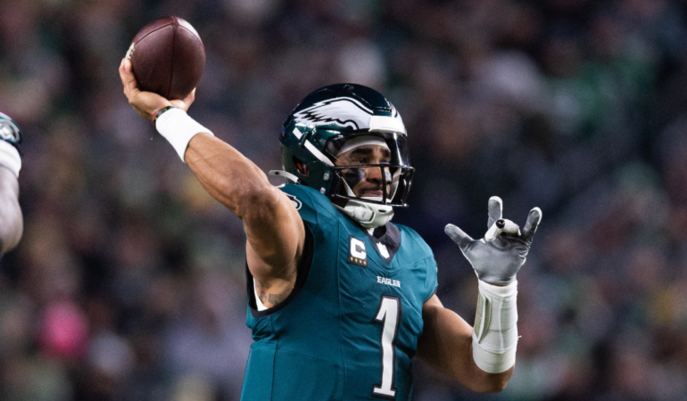 Jalen Hurts llevó a Philadelphia a un récord de 12-3 antes de sufrir una conmoción