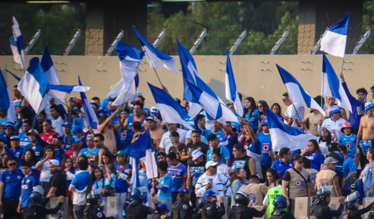 La afición de Cruz Azul no perdonó la salida de Martín Anselmi / Foto: Oswaldo Figueroa