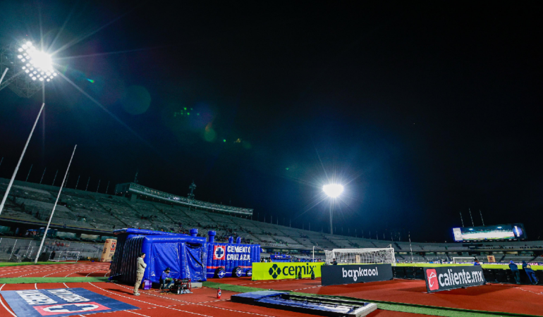 Las gradas de Ciudad Universitaria lucieron con muy pocos aficionados de Cruz Azul / Foto: Luis Garduño