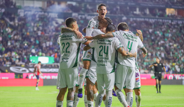 León derrota a Chivas y se queda con los tres puntos. Foto: Mexsport