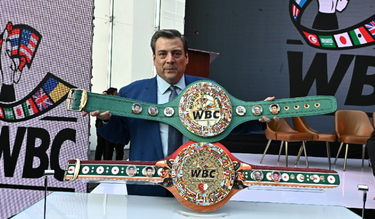Mauricio Sulaimán, presentó el nuevo cinturón de la nueva generación. Foto: Osiris Méndez