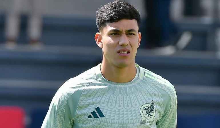 Omar Campos a una firma de fichar por el Cruz Azul. Foto: Cortesía