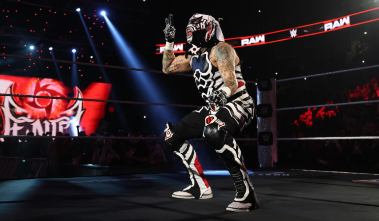 Pentagón motiva a todas las personas del barrio a no dejar de esforzarse / Foto: Cortesía WWE