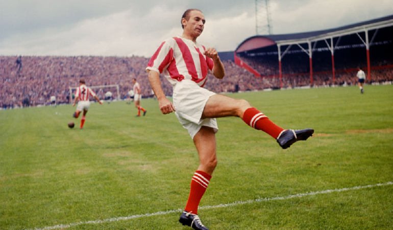 Sir Stanley Matthews calienta en un partido con el Stoke City / Foto: Reuters