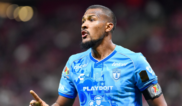 A Salomón Rondón le anularon el gol del empate ante Chivas / Foto: Mexsport