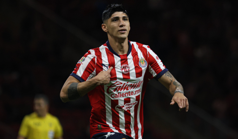 Alan Pulido volvió a celebrar con la camiseta de Chivas / Foto: David Tamayo