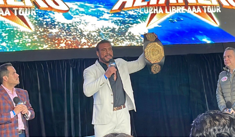 Alberto El Patrón le dio con todo a un reportero / Foto: Yael Rueda
