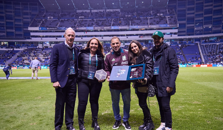 Alberto García Aspe posa con su familia tras recibir un premio. Foto: Mexsport