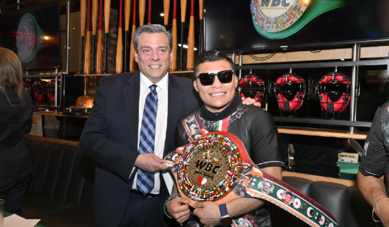 El Pitbull Cruz presume su campeonato del WBC / Foto: Osiris Méndez