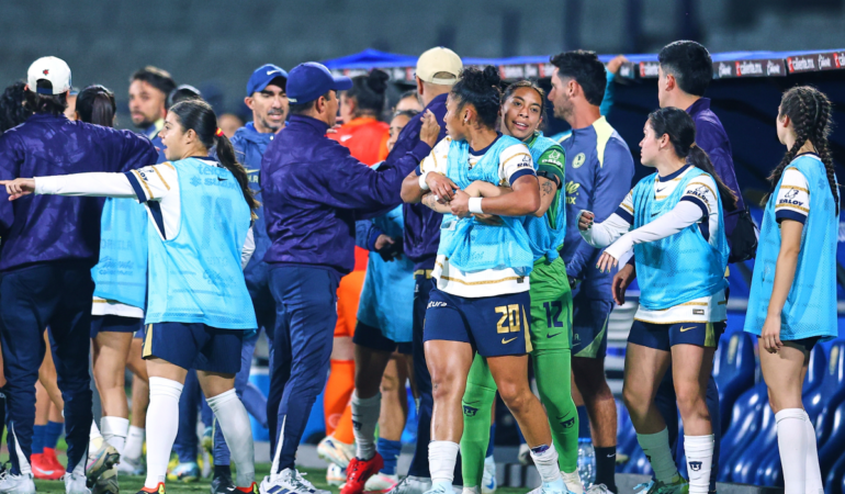 El Pumas vs América femenil acabó con un pleito en las bancas. FOTO: MEXSPORT