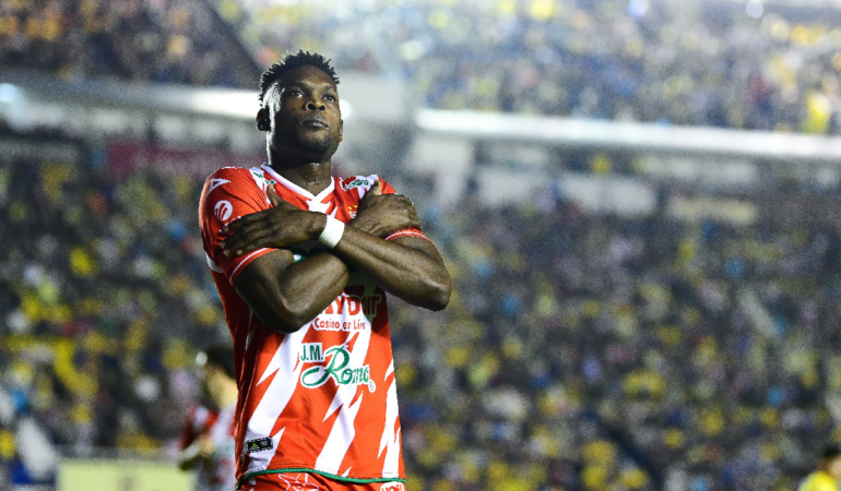El delantero del Necaxa, Díber Cambindo festejó el gol al América. Foto: Mexsport