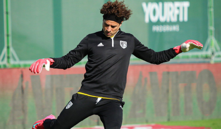 Guillermo Ochoa tuvo un error en el empate a uno ante. Foto: @afs_viladasaves