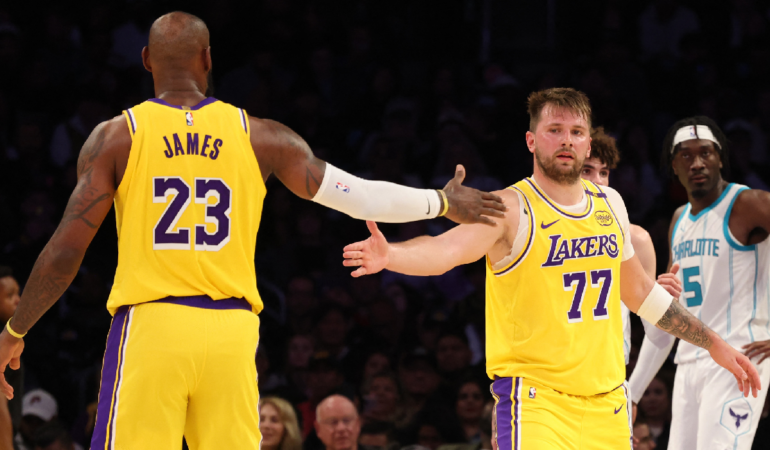 Luka Doncic y LeBron James han hecho un buen equipo / Foto: Reuters