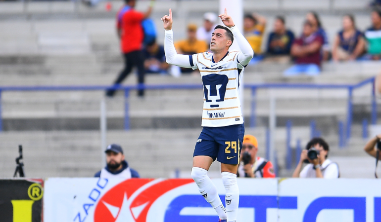 Rogelio Funes Mori se reencuentra con uno de sus clientes en la Liga MX / Foto: Mexsport