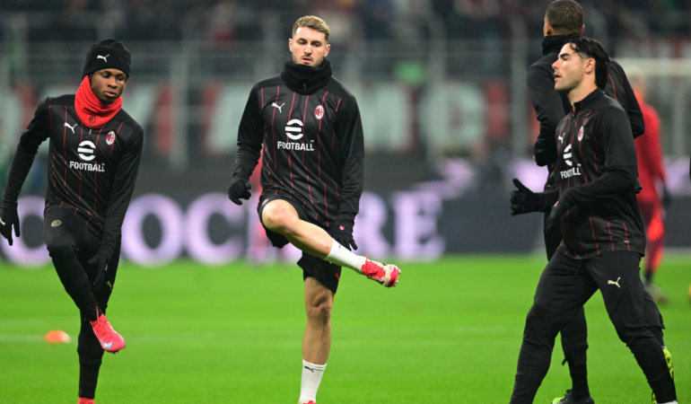 Santiago Giménez va de titular con el AC Milan / Foto: Reuters