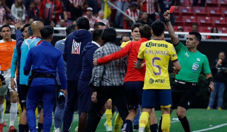 Adonai Escobedo expulsó a Gerardo Espinoza a pesar de que él sufrió la agresión _ Foto_ Erik Estrella