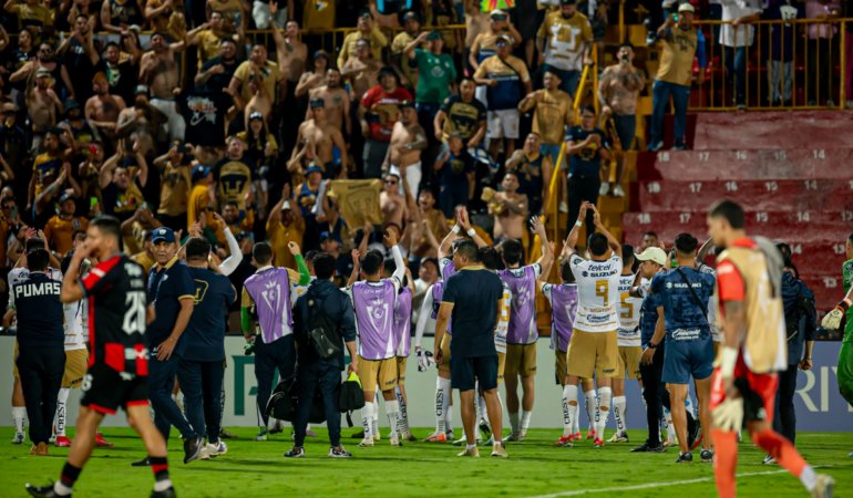 Afición de Pumas agradeció a su afición por el apoyo en Costa Rica / Foto: Mexsport
