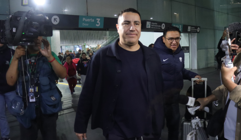 Efraín Juárez llegó esta madrugada a la CDMX foto_ Oswaldo Figueroa