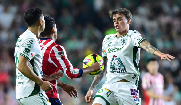 El mediocampista del León, Nicolás Fonseca tiene dos policías a su cuidado. Foto: Mexsport
