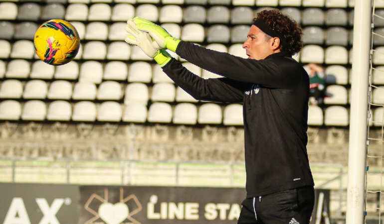 Guillermo Ochoa dejó en ceros su portería. Foto: @afs_viladasaves