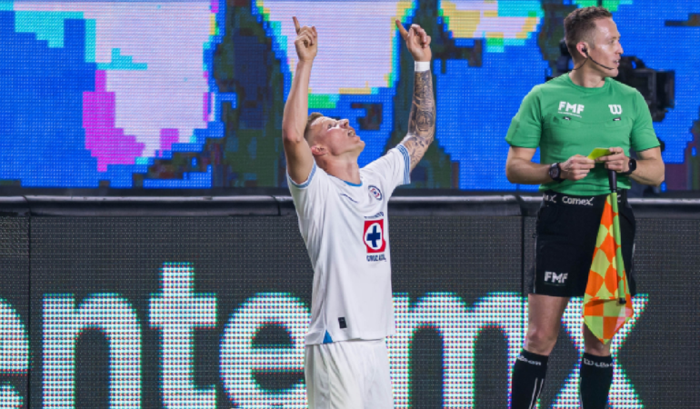 Mateusz Bogusz hizo su primer gol en la Liga MX foto_ Mexsport