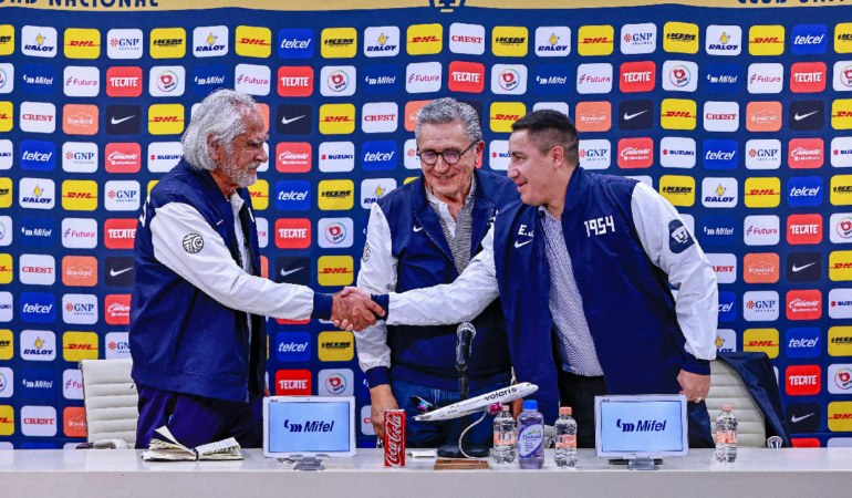 Miguel Mejía Barón le dio la bienvenida a Efraín Juárez / Foto: Luis Garduño