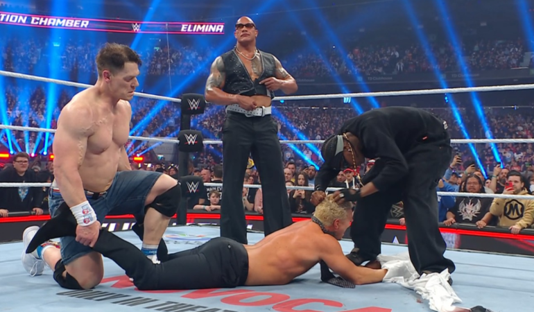 Travis Scott golpea a Cody Rhodes en Elimination Chamber
